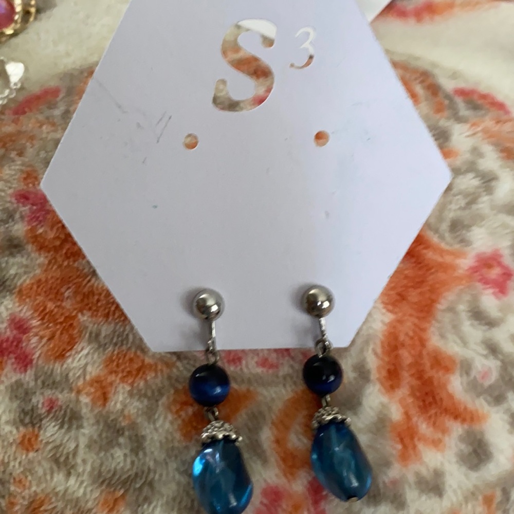 Vintage Beautiful! Screw back earrings 👗